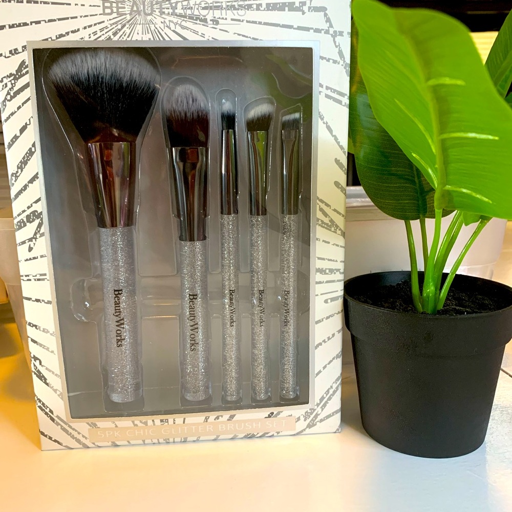 Makeup Brush Set 🖤 - Picture 2 of 2
